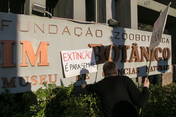 02/07/2015 - PORTO ALEGRE, RS, BRASIL - Protesto contra a privatização da Fundação Zoobotânica. Foto: Guilherme Santos/Sul21