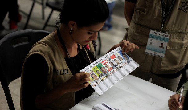 Funcionários revisam votos de eleições presidenciais de Honduras em recontagem parcial, em Tegucigalpa 07/12/2017 REUTERS/Jorge Cabrera