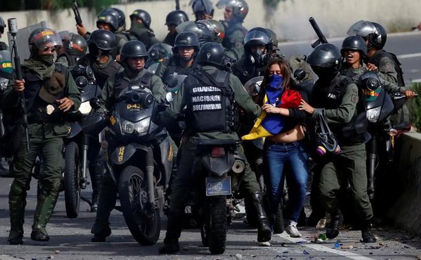 Confronto entre manifestante e policiais durante protesto contra o presidente da Venezuela, Nicolás Maduro, em Caracas 10/07/2017 REUTERS/Carlos Garcia Rawlins