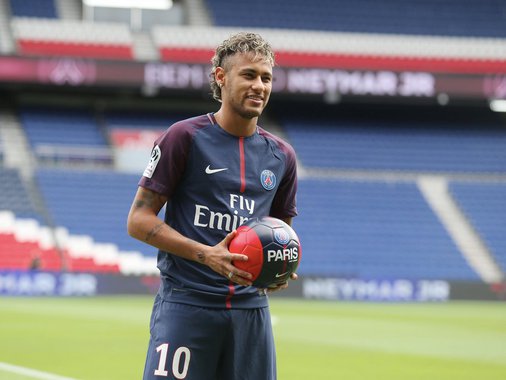 jogador Neymar com camisa do Paris Saint Germain