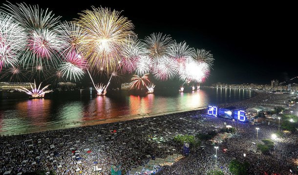 Rio de Janeiro - 16 minutos de fogos de artifício na Praia de Copacabana durante o reveillon do Rio de Janeiro (Alexandre Macieira/Riotur)