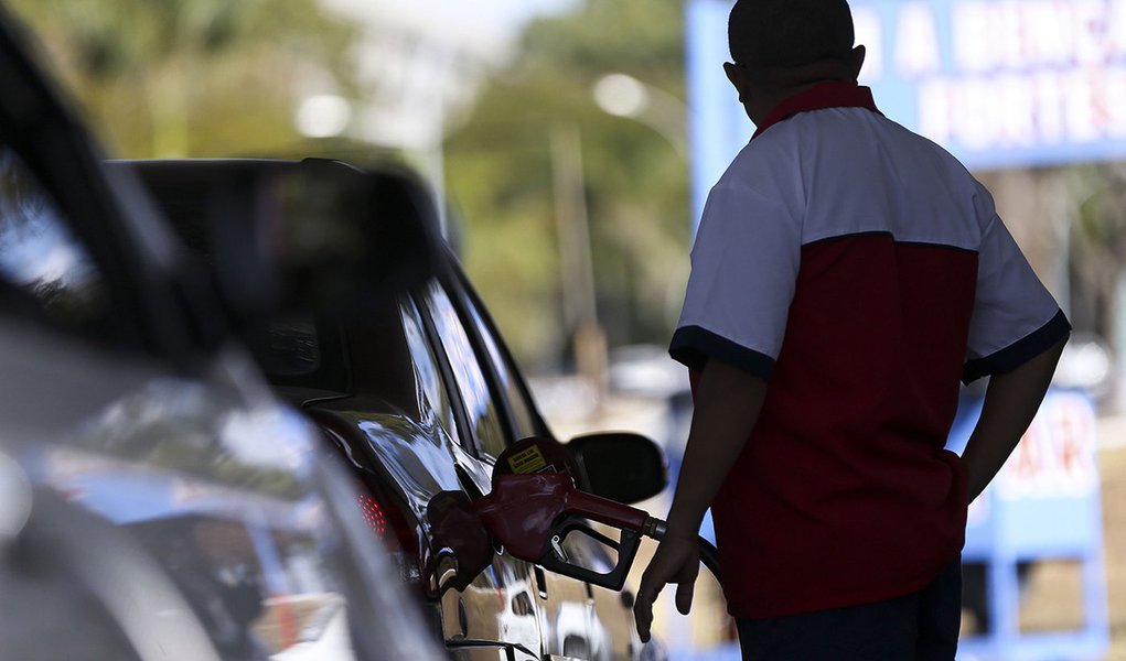 Brasília - Postos de combustíveis ajustam os preços e repassam para o consumidor o aumento da alíquota do PIS e Cofins pelo litro da gasolina(Marcelo Camargo/Agência Brasil)