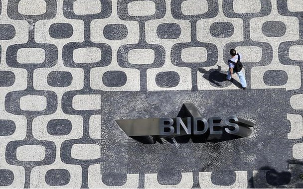 Logo do BNDES é visto na entrada de sua sede no Rio de Janeiro, Brasil 11/1/2017 REUTERS/Nacho Doce