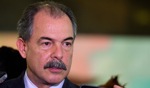 O ministro-chefe da Casa Civil, Aloizio Mercadante, fala à imprensa, no Palácio do Planalto (Wilson Dias/Agência Brasil)