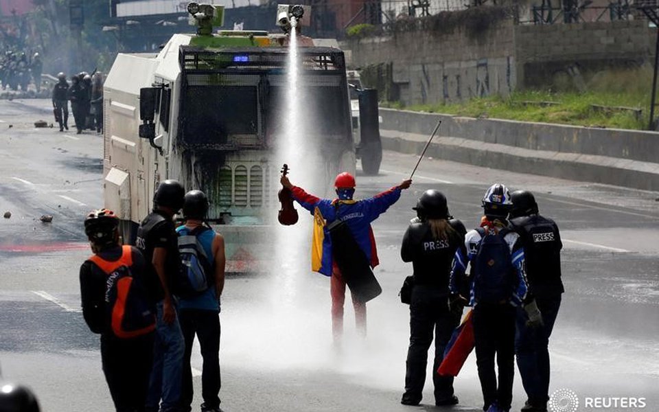 Jovem violinista venezuelano Wuilly Arteaga, durante protesto contra o governo do presidente Nicolás Maduro, em Caracas 24/05/2017 REUTERS/Carlos Garcia Rawlins