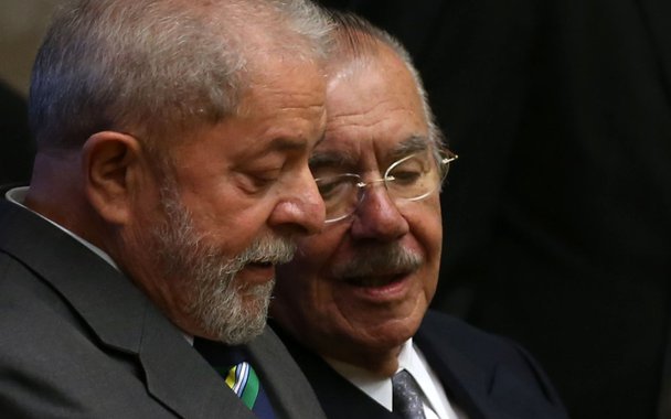 Brasília - Os ex-presidentes Lula e José Sarney na cerimônia de posse da nova presidente do Supremo Tribunal Federal (STF), ministra Cármen Lúcia (Valter Campanato/Agência Brasil)