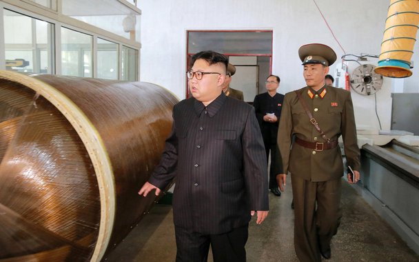 Líder norte-coreano, Kim Jong-Un, durante visita ao Instituto de Material Químico da Academia de Ciência de Defesa, em Pyongyang 23/08/2017 KCNA/via REUTERS
