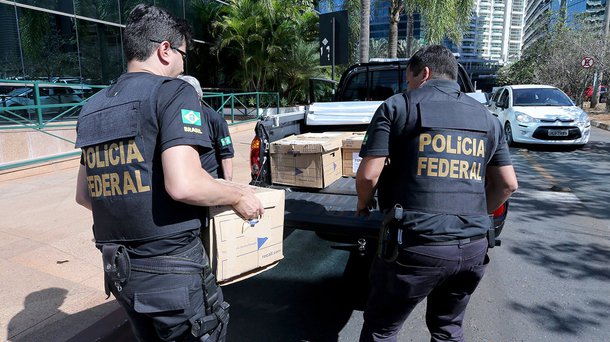 Brasília - Na Operação Greenfield no Distrito Federal, policiais federais retiram documentos da Funcef. (Wilson Dias/Agência Brasil)