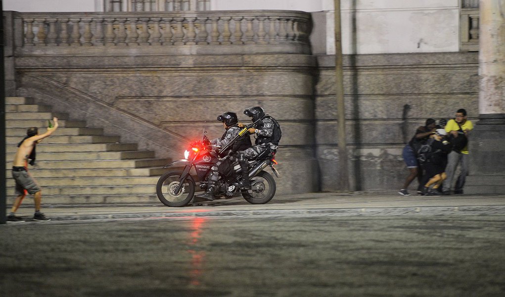 Rio de Janeiro - Policiais militares da Tropa de Choque dispersam manifestantes que protestavam contra reforma da Previdência na Cinelândia (Fernando Frazão/Agência Brasil)