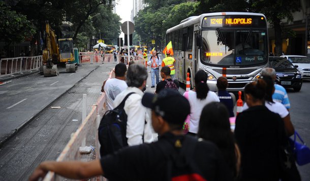 Pontos de ônibus operam no meio da pista no primeiro dia útil da interdição que fechará por um ano três pistas da Avenida Rio Branco para implantação do veículo leve sobre trilhos (VLT) (Fernando Frazão/Agência Brasil)