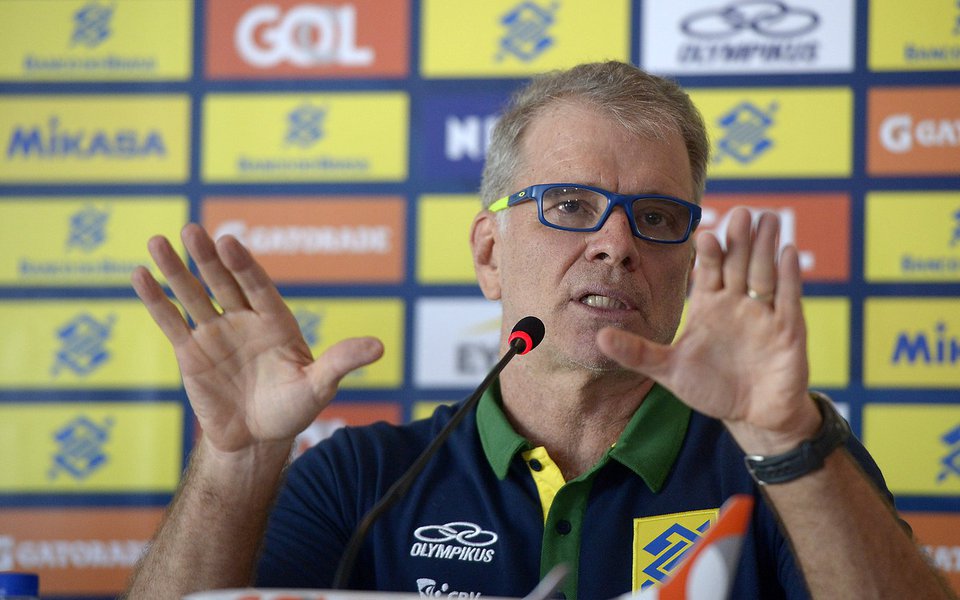 O técnico Bernardinho anuncia os convocados para defender a seleção masculina de vôlei. Foto: Alexandre Loureiro/ inovado