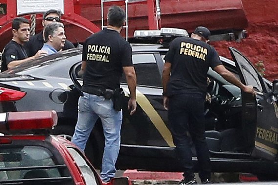 Rio de Janeiro - O ex-governador Anthony Garotinho é levado preso por agentes da Polícia Federal, para o presídio em Benfica ( Fernando Frazão/Agênci Brasil)