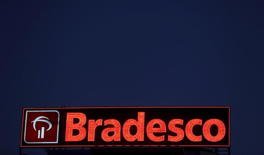 Logo do banco Bradesco é vista no centro financeiro de Osasco, em São Paulo 03/08/2015 REUTERS/Paulo Whitaker