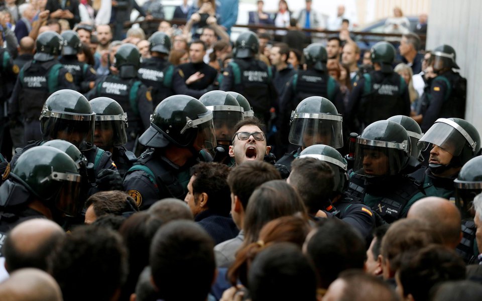 Choque entre policiais e multidão, durante referendo de independência da Catalunha em Sant Julia de Ramis, na Espanha 01/10/2017 REUTERS/Juan Medina