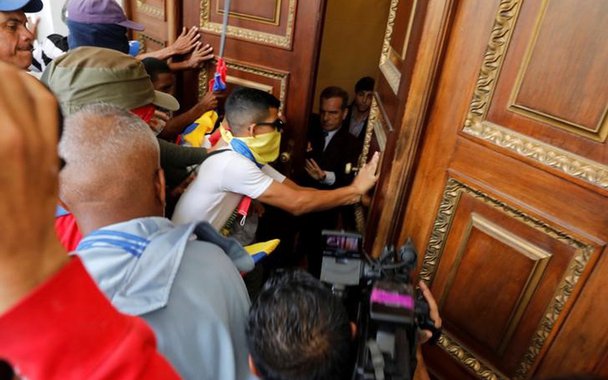 Simpatizantes do governo tentam invadir Assembleia Nacional da Venezuela, em Caracas 05/07/2017 REUTERS/Andres Martinez Casares