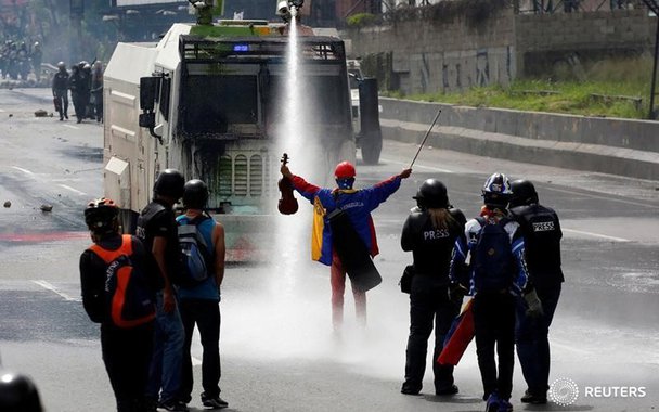 Jovem violinista venezuelano Wuilly Arteaga, durante protesto contra o governo do presidente Nicolás Maduro, em Caracas 24/05/2017 REUTERS/Carlos Garcia Rawlins