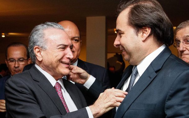 Presidente Michel Temer cumprimenta o Presidente da Câmara do Deputados, Rodrigo Maia, durante coquetel com parlamentares da base aliada na residência oficial do Presidente da Câmara dos Deputados. (Brasília - DF 24/10/2016) Foto: Carolina Antunes/PR