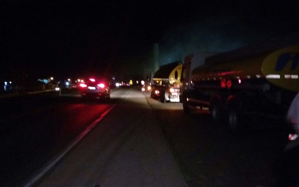 Caminhões estacionados na BR-116 em Camaquã (Foto: Paulo Ledur/RBS TV)
 
 