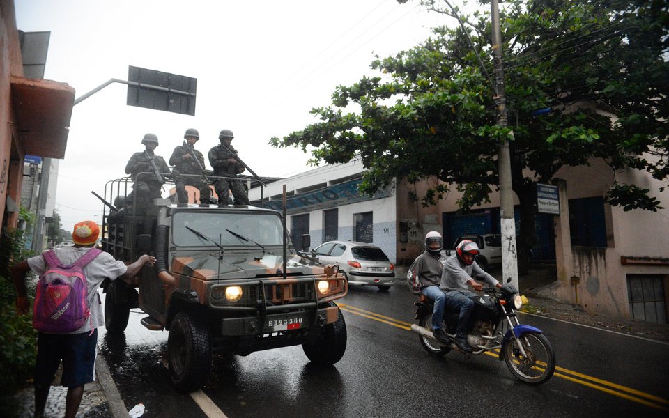 Vila Velha (ES) - Soldados do Exército fazem a segurança das ruas e dos terminais rodoviários vazios em Vila Velha, região metropolitana de Vitória (Tânia Rêgo/Agência Brasil)