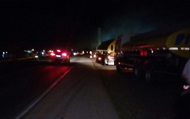 Caminhões estacionados na BR-116 em Camaquã (Foto: Paulo Ledur/RBS TV)
 
 