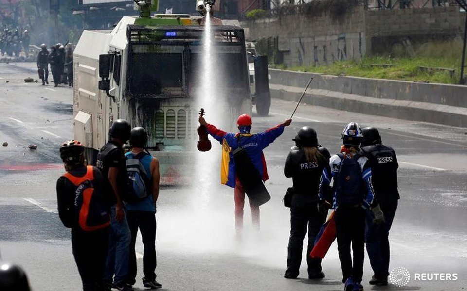 Jovem violinista venezuelano Wuilly Arteaga, durante protesto contra o governo do presidente Nicolás Maduro, em Caracas 24/05/2017 REUTERS/Carlos Garcia Rawlins