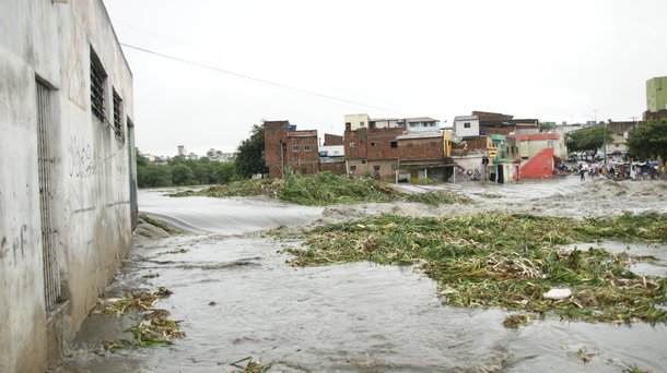 Chuvas causam destruição e mortes em Pernambuco