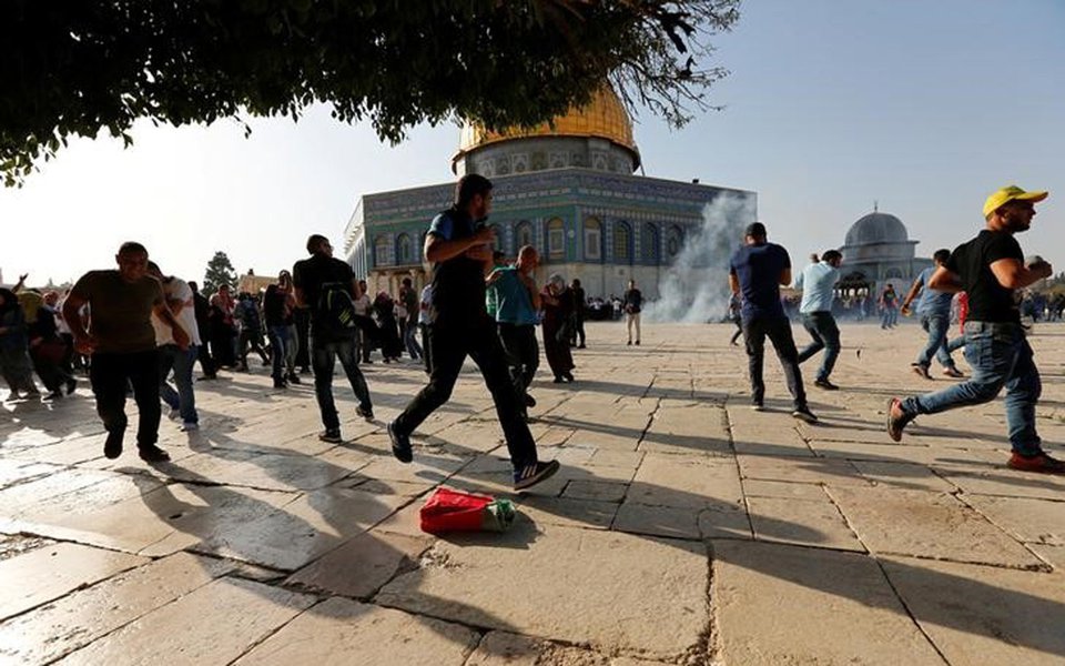 Palestinos reagem a granadas de atordoamento no complexo conhecido como Santuário Nobre pelos muçulmanos e Monte do Templo pelos judeus 27/07/2017 REUTERS/Muammar Awad