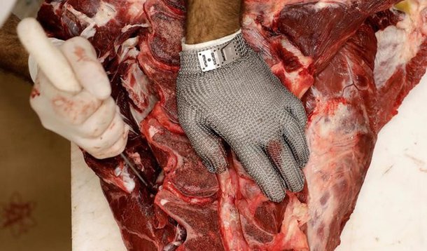 Funcionário prepara carne em açougue em São Paulo 26/06/2017 REUTERS/Paulo Whitaker