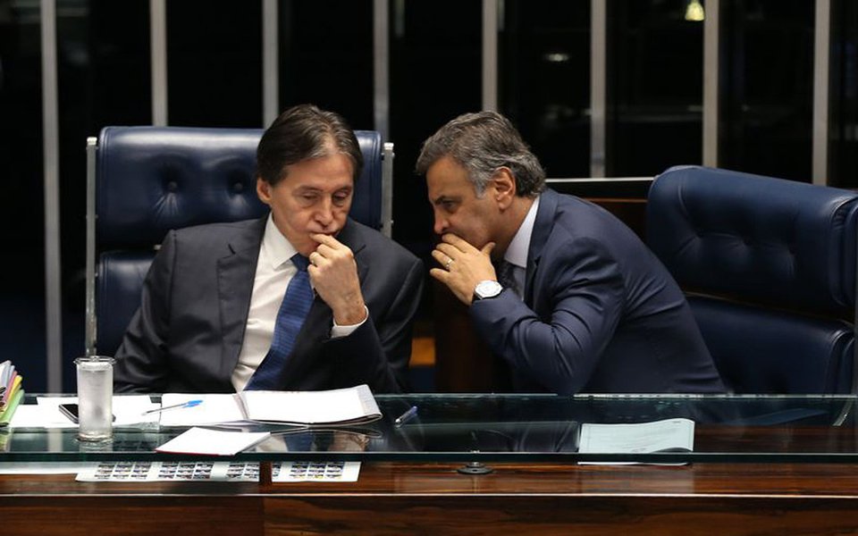 Bras�lia - Presidente do Senado, Eun�cio Oliveira, conversa com o senador A�cio Neves durante sess�o plen�ria (Fabio Rodrigues Pozzebom/Ag�ncia Brasil)
