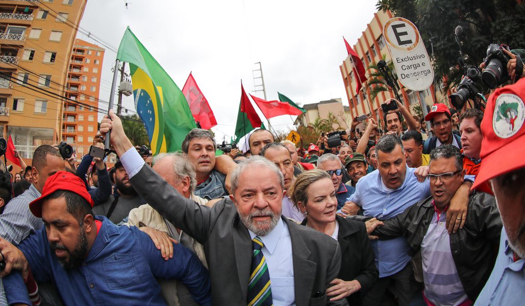 10/05/2017- Curitiba- PR, Brasil- O ex-presidente Lula é recebido por movimentos sociais ao chegar no prédio da Justiça Federal em Curitiba. 