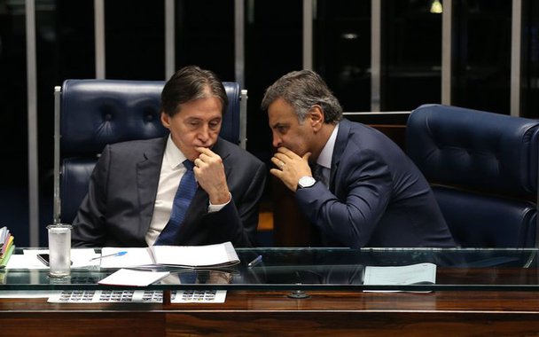 Bras�lia - Presidente do Senado, Eun�cio Oliveira, conversa com o senador A�cio Neves durante sess�o plen�ria (Fabio Rodrigues Pozzebom/Ag�ncia Brasil)