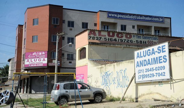 Itabora� (RJ) - An�ncios de aluguel se espalham pela cidade. Ao fundo a Pousada do Trabalhador que servia de alojamento para funcion�rios das obras do Comperj e que agora encontra-se vazia (T�nia R�go/Ag�ncia Brasil)