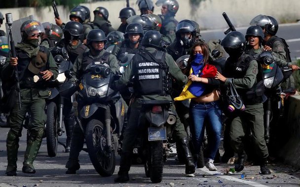 Confronto entre manifestante e policiais durante protesto contra o presidente da Venezuela, Nicolás Maduro, em Caracas 10/07/2017 REUTERS/Carlos Garcia Rawlins