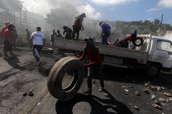 Apoiadores de Nasralla protestam em Tegucigalpa 1/12/2017 REUTERS/Jorge Cabrera