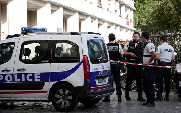 Policiais trabalham perto do local onde soldados franceses foram atropelados por um veículo no subúrbio parisiense de Levallois-Perret 09/08/2017 REUTERS/Benoit Tessier
