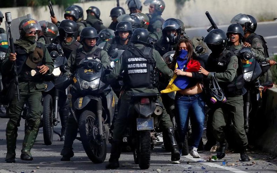 Confronto entre manifestante e policiais durante protesto contra o presidente da Venezuela, Nicolás Maduro, em Caracas 10/07/2017 REUTERS/Carlos Garcia Rawlins