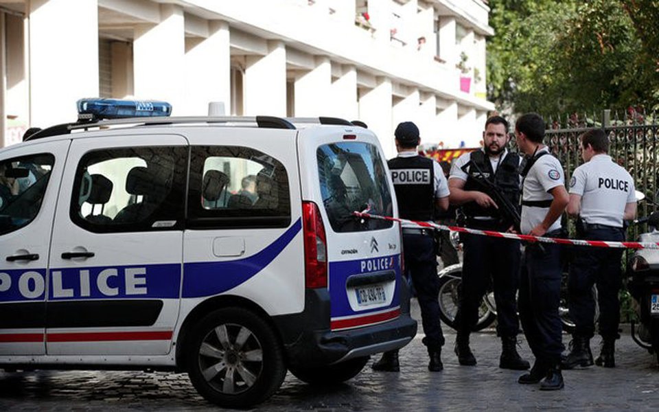 Policiais trabalham perto do local onde soldados franceses foram atropelados por um veículo no subúrbio parisiense de Levallois-Perret 09/08/2017 REUTERS/Benoit Tessier