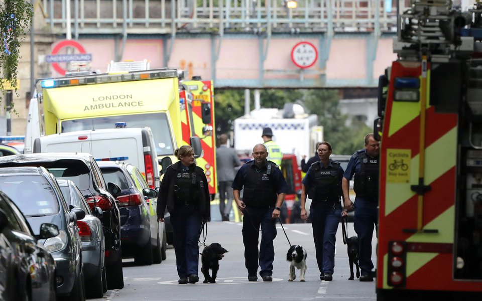 Polícia britânica após incidente na estação de metrô Parsons Green, em Londres 15/09/2017 REUTERS/Luke MacGregor