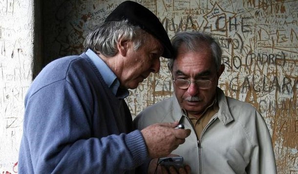 Cantor uruguaio Daniel Viglietti ao lado do ex-guerrilheiro boliviano Oswaldo "Chato" Peredo, em Vallegrande, na Bolívia 05/10/2007 REUTERS/David Mercado
