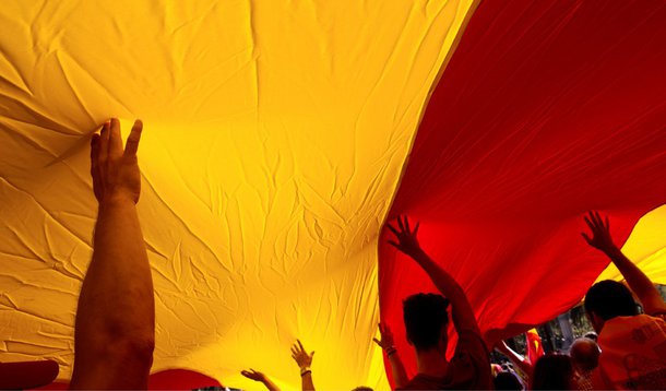 Manifestantes contra independência da Catalunha carregam bandeira da Espanha durante protesto em Barcelona 08/10/2017 REUTERS/Enrique Calvo