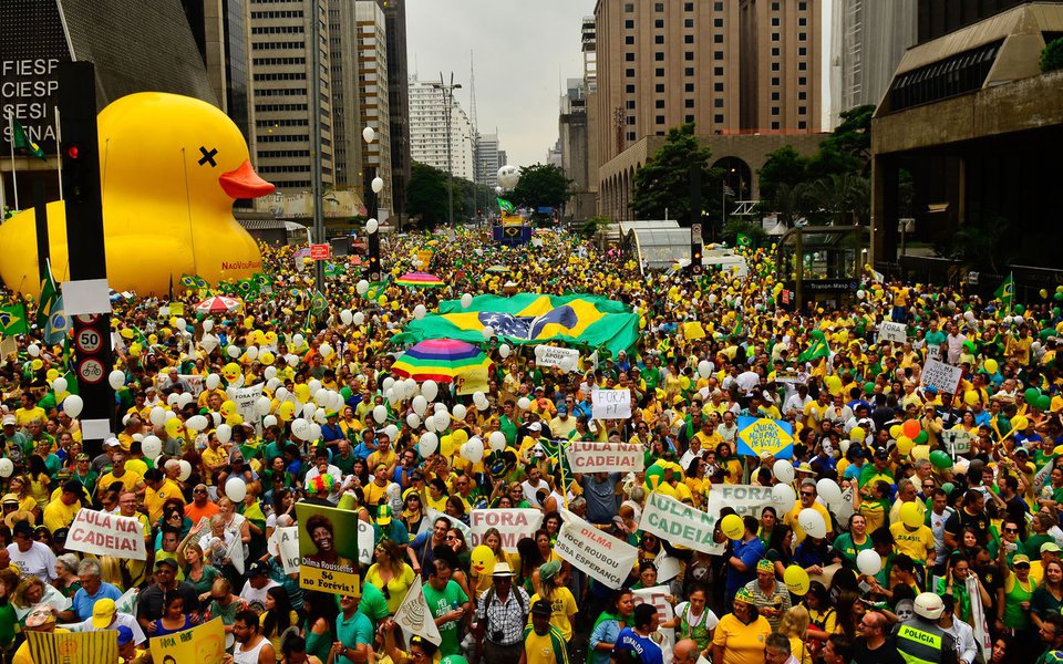 São Paulo - Manifestação na Avenida Paulista, região central da capital, contra a corrupção e pela saída da presidenta Dilma Rousseff (Rovena Rosa/Agência Brasil)