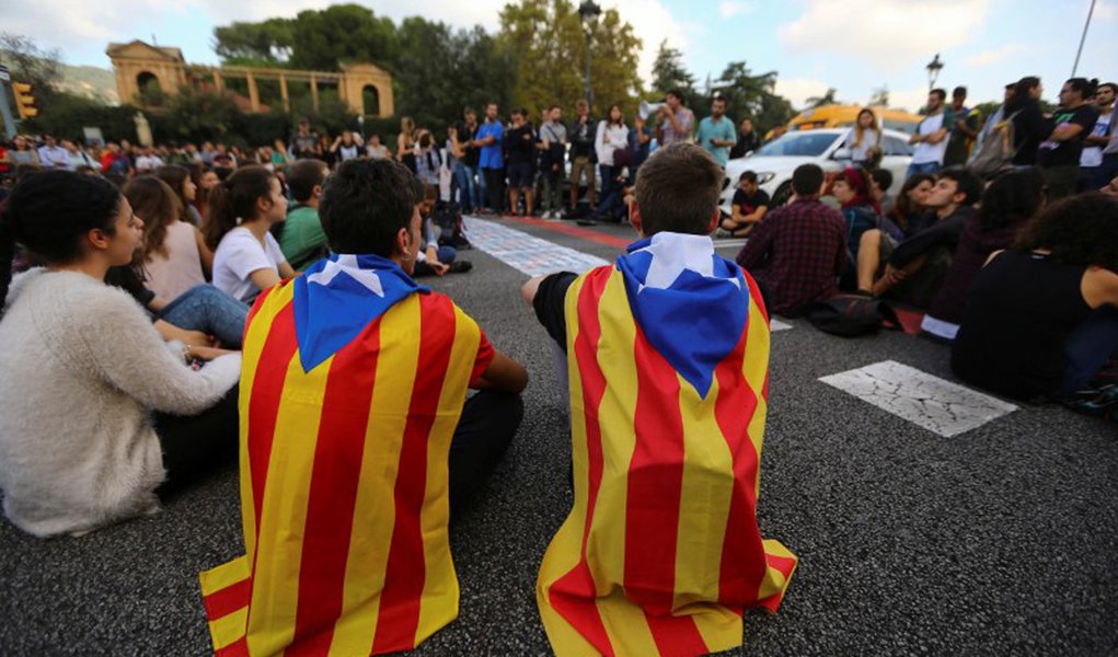 Estudantes vestem bandeira separatista da Catalunha durante protesto em Barcelona, Espanha 17/10/2017 REUTERS/Ivan Alvarado