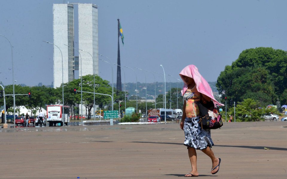 Bras�lia - O alerta vermelho do Inmet inclui Bras�lia, onde a temperatura bateu recordes e a umidade do ar ficou abaixo de 12% (Fabio Rodrigues Pozzebom/Ag�ncia Brasil)