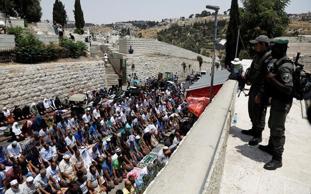 Palestinos rezam na entrada da Cidade Velha de Jerusalém, em protesto contra a instalação de medidas de segurança no complexo da mesquita al-Aqsa 20/07/2017 REUTERS/Ronen Zvulun
