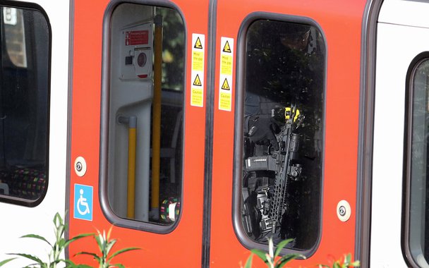 Agentes das forças de segurança dentro do metrô de Londres 15/09/2017 REUTERS/Hannah McKay
