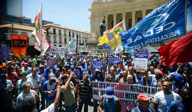 Rio de Janeiro - Manifestação de funcionários da Cedae termina em confronto com a Polícia Militar no centro da capital fluminense (Tomaz Silva/Agência Brasil)