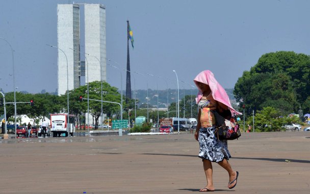 Bras�lia - O alerta vermelho do Inmet inclui Bras�lia, onde a temperatura bateu recordes e a umidade do ar ficou abaixo de 12% (Fabio Rodrigues Pozzebom/Ag�ncia Brasil)