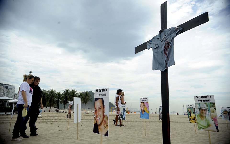 Rio de Janeiro - A ONG Rio da Paz faz ato público em memória dos PMs mortos em 2015. Fotos de todos os policiais que sofreram morte violenta foram espalhadas na areia de Copacabana (Tânia Rêgo/Agência Brasil)