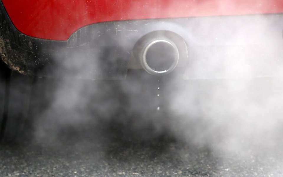 Veículo emitindo fumaça em Londres, no Reino Unido 02/12/2016 REUTERS/Peter Nicholls