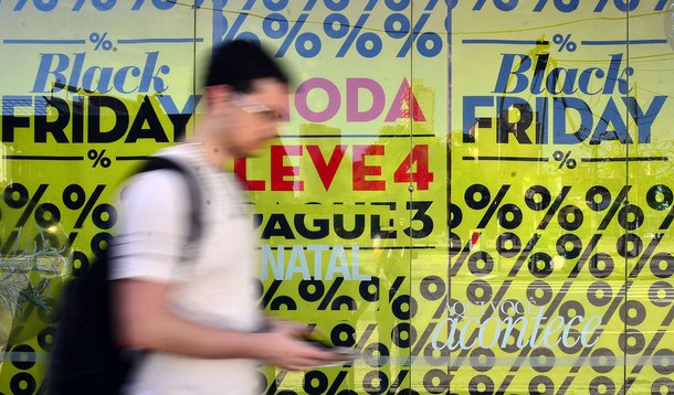 São Paulo - Movimento no comércio da rua Teodoro Sampaio, em Pinheiros, durante o Black Friday (Rovena Rosa/Agência Brasil)